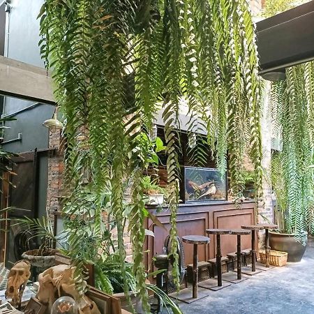 J No.14 Bed and Breakfast Bangkok Buitenkant foto
