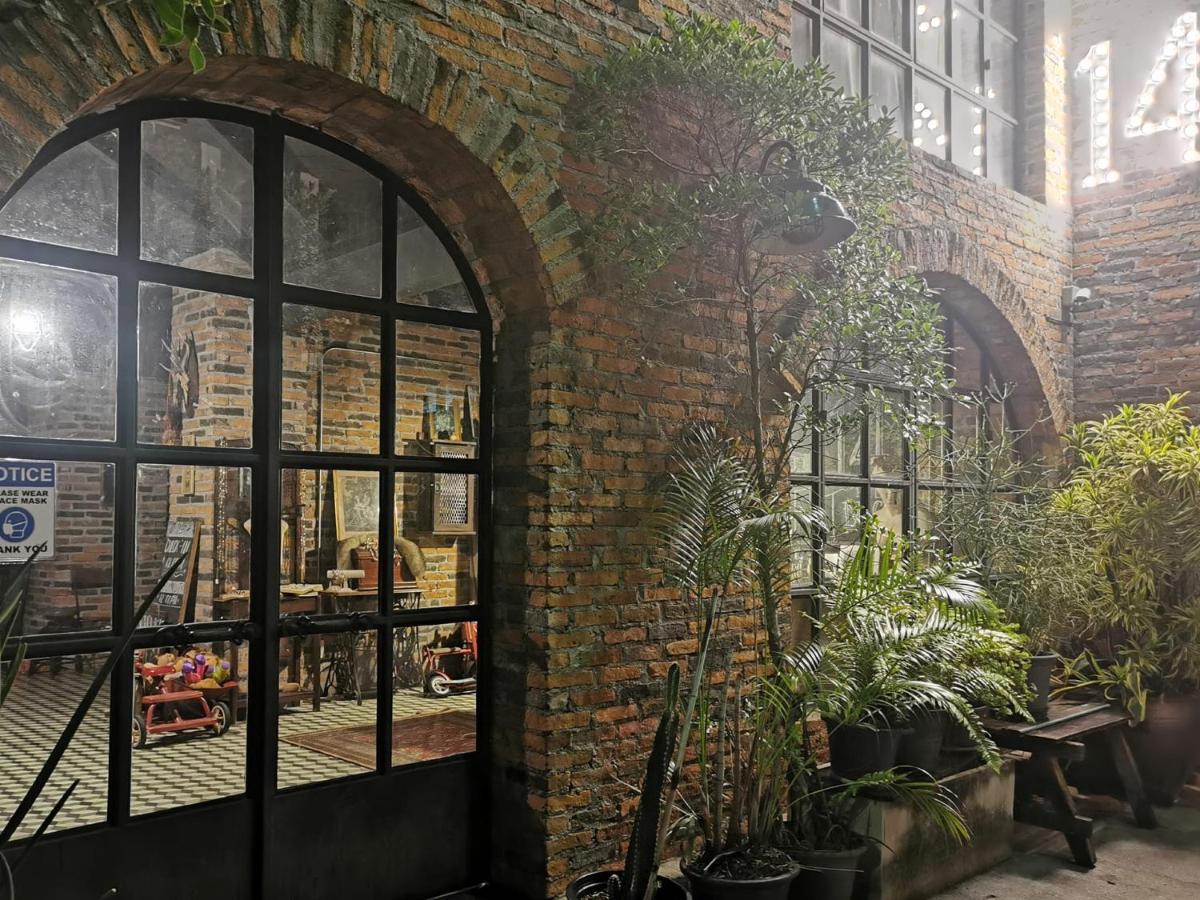 J No.14 Bed and Breakfast Bangkok Buitenkant foto