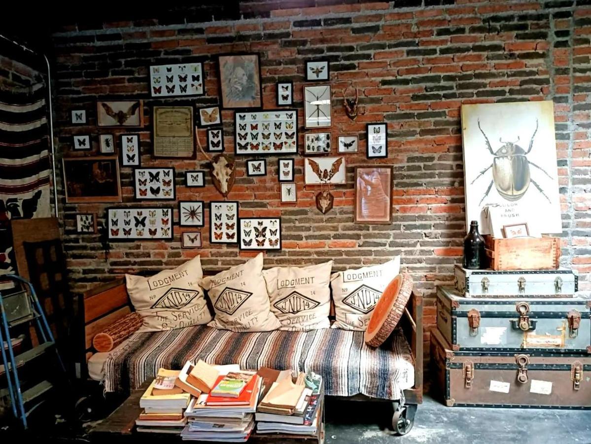 J No.14 Bed and Breakfast Bangkok Buitenkant foto