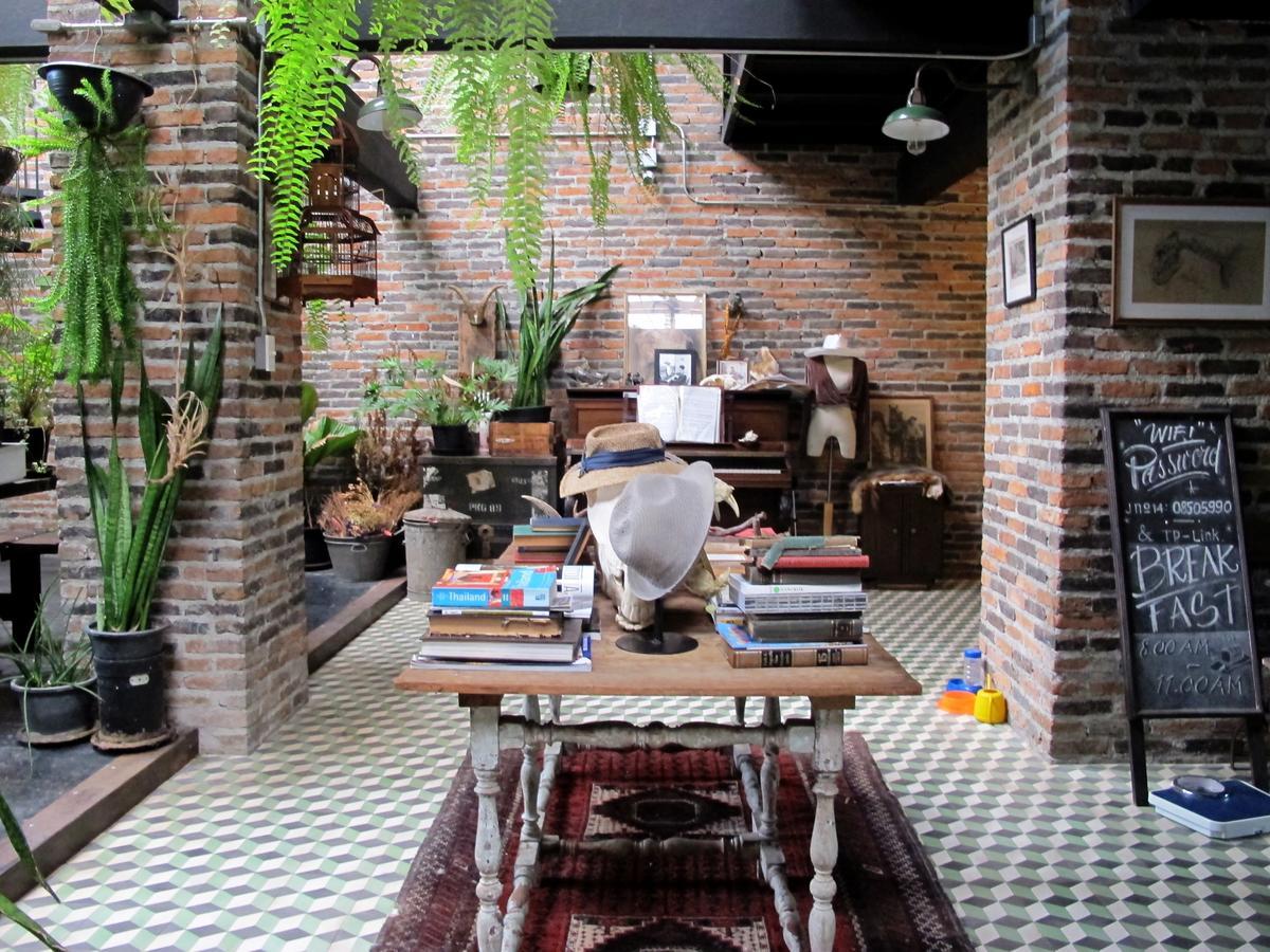 J No.14 Bed and Breakfast Bangkok Buitenkant foto