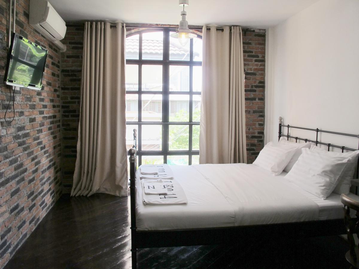 J No.14 Bed and Breakfast Bangkok Buitenkant foto