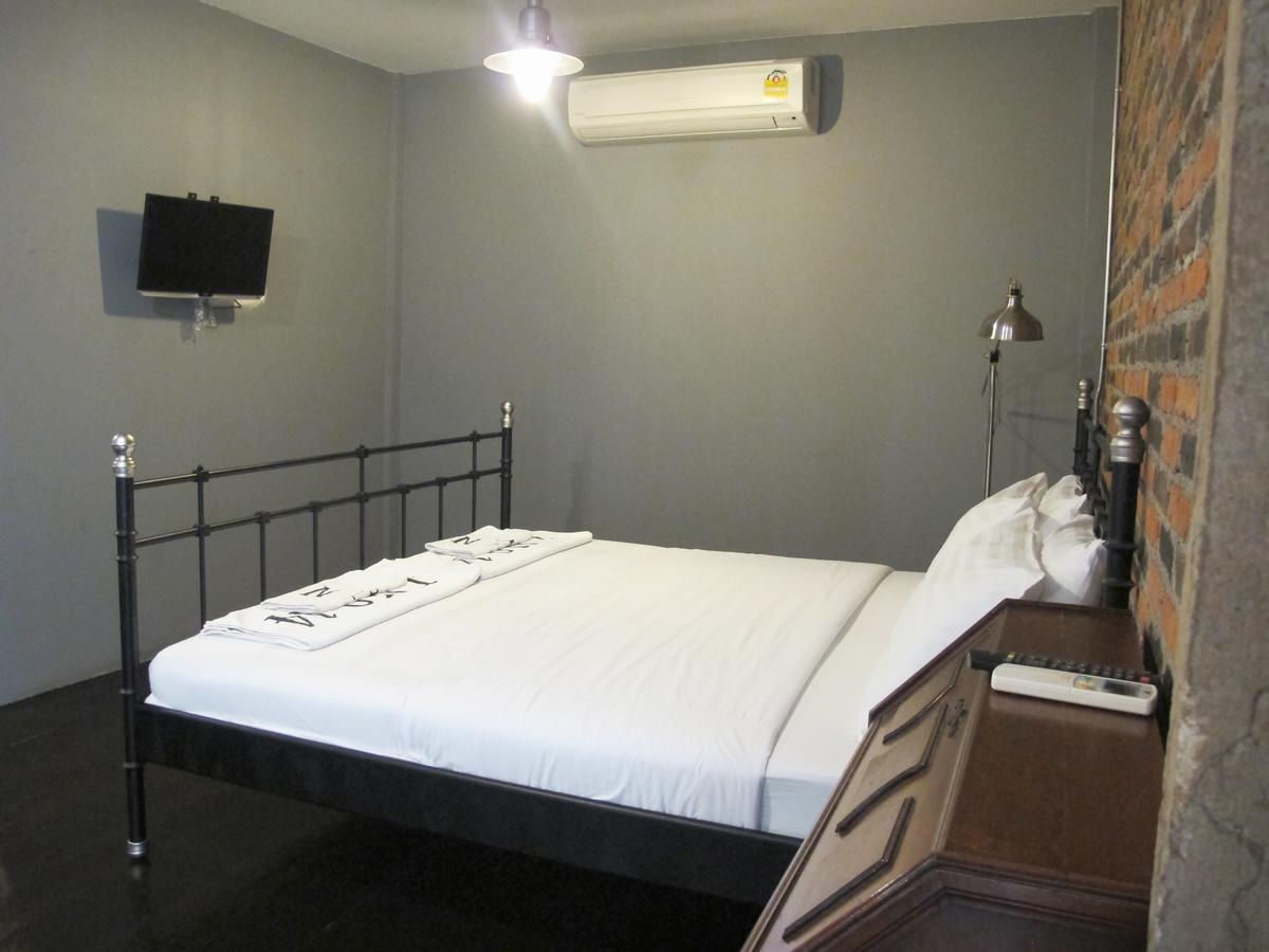 J No.14 Bed and Breakfast Bangkok Buitenkant foto