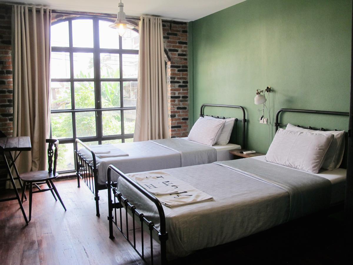 J No.14 Bed and Breakfast Bangkok Buitenkant foto