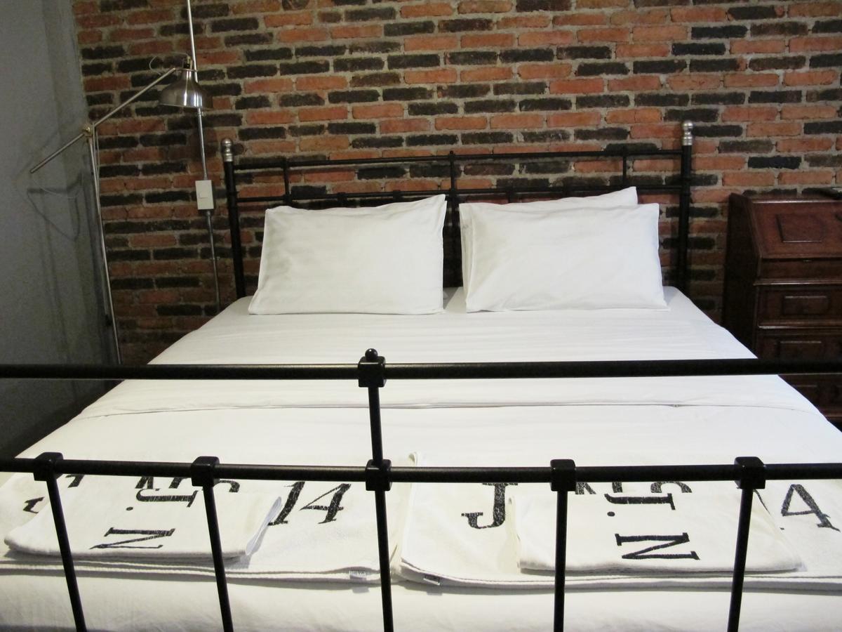J No.14 Bed and Breakfast Bangkok Buitenkant foto